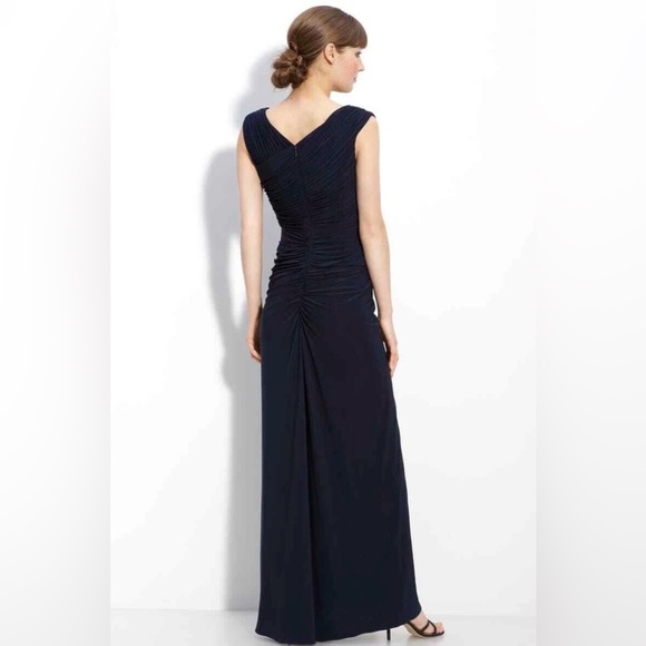 ADRIANA PAPELL Navy Blue Ruched Formal Length Evening Gown W/Broach Size 10. - Picture 2 of 10